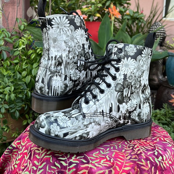 🌺 Rare Black & White Dr. Martens Slime Floral Drip Boots 🌺 - Picture 6 of 17